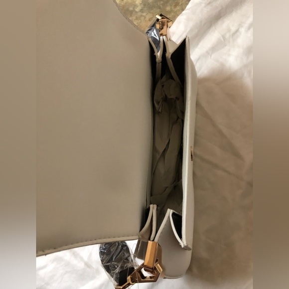 AKIRA NO TURNING BLACK AND WHITE HANDBAG WITH SHOULDER STRAP - Picture 8 of 8